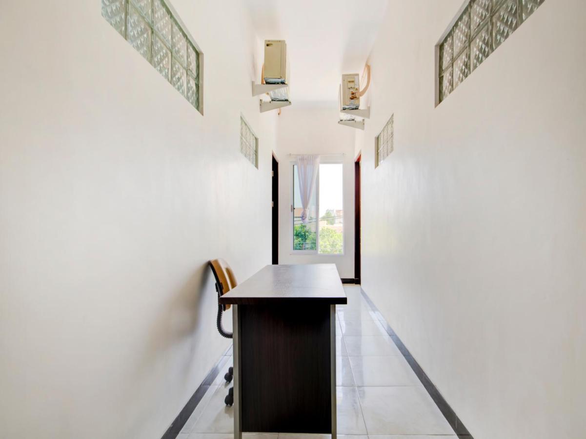 Oyo Life 3987 Kost Aditya Surabaya Exterior foto