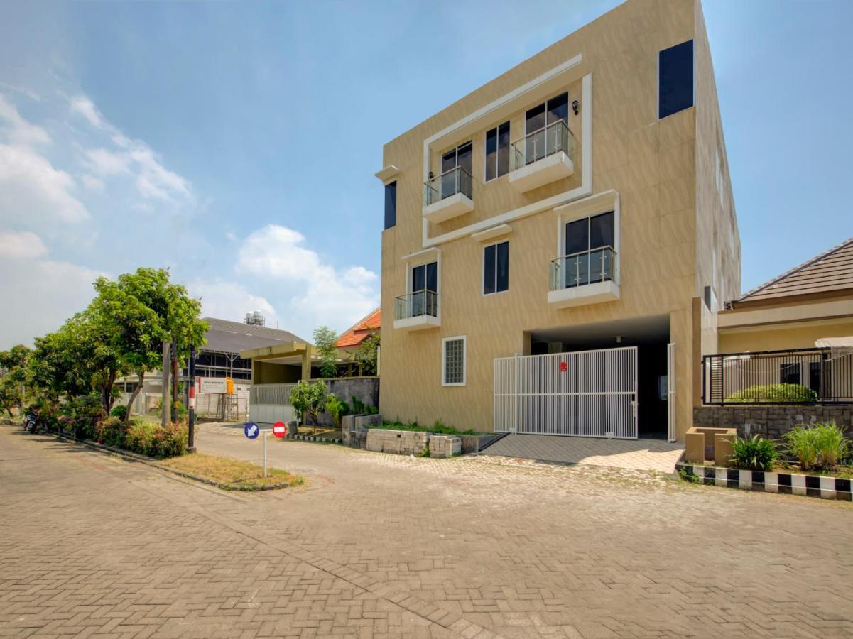 Oyo Life 3987 Kost Aditya Surabaya Exterior foto