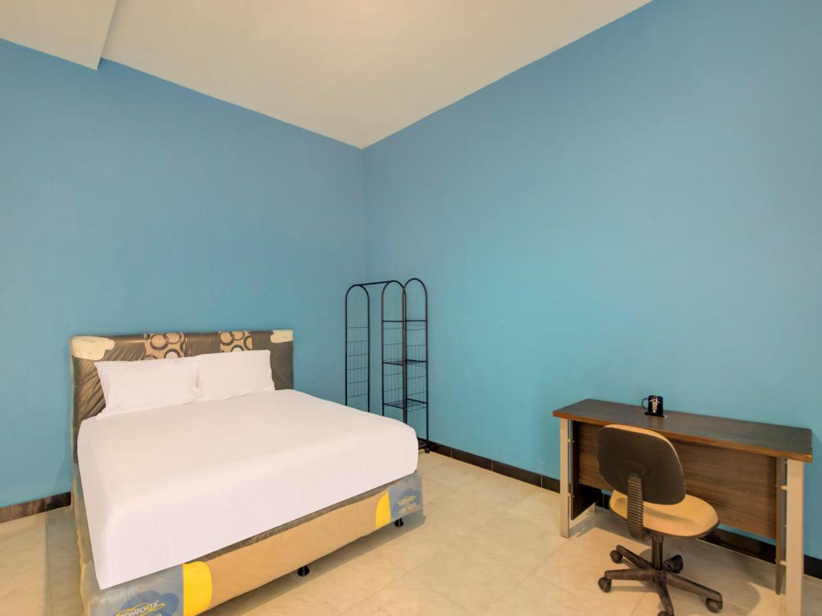 Oyo Life 3987 Kost Aditya Surabaya Exterior foto