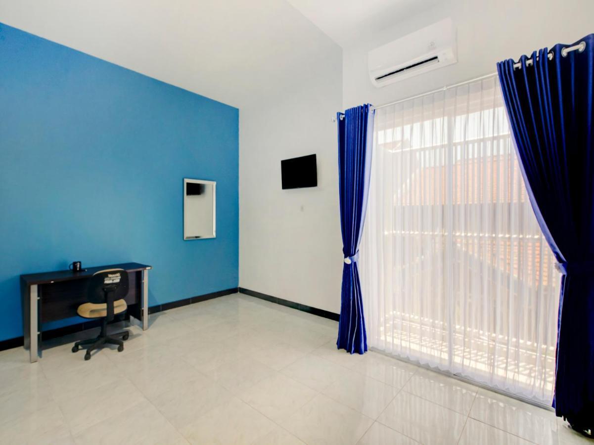 Oyo Life 3987 Kost Aditya Surabaya Exterior foto
