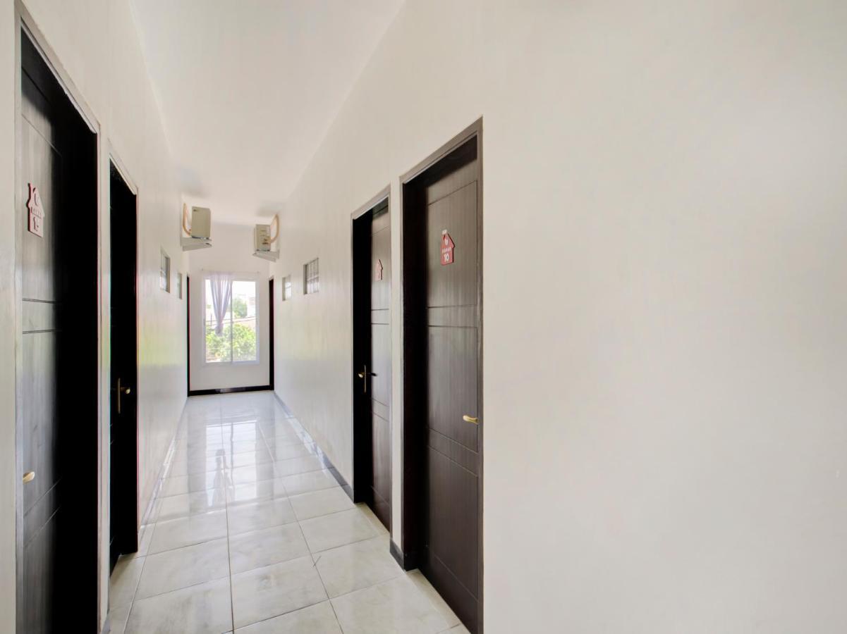Oyo Life 3987 Kost Aditya Surabaya Exterior foto