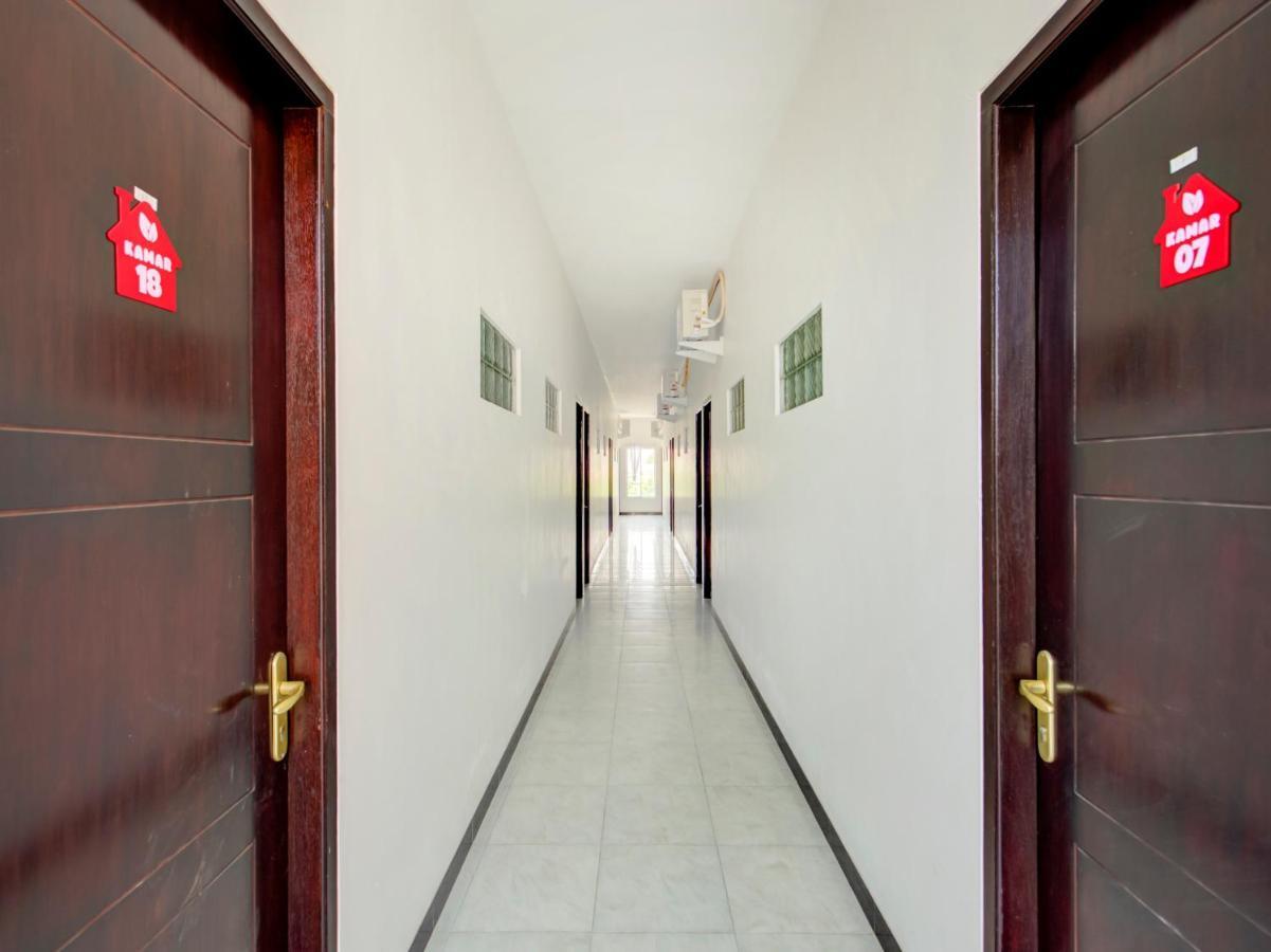 Oyo Life 3987 Kost Aditya Surabaya Exterior foto